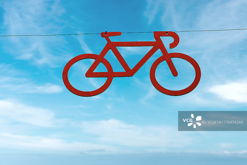 象征着自行车道上的一片蓝天和白云图片素材