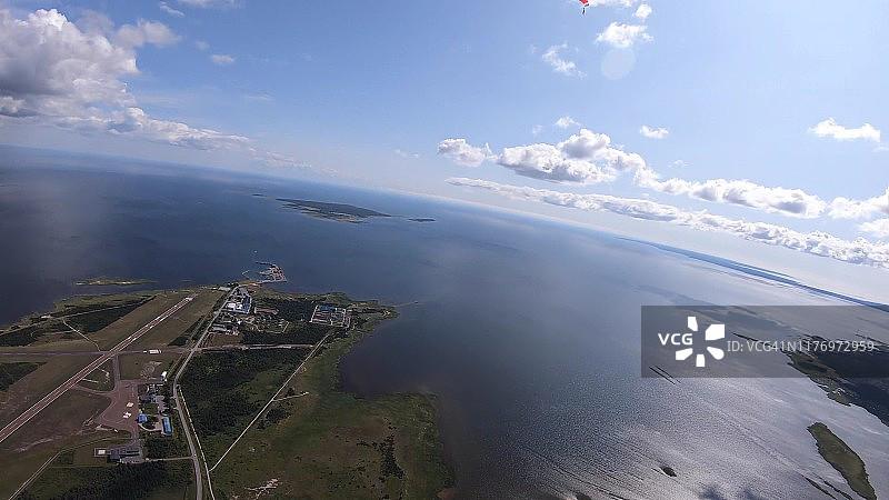 滑翔伞在晴朗的天空中飞行，空中飞行图片素材