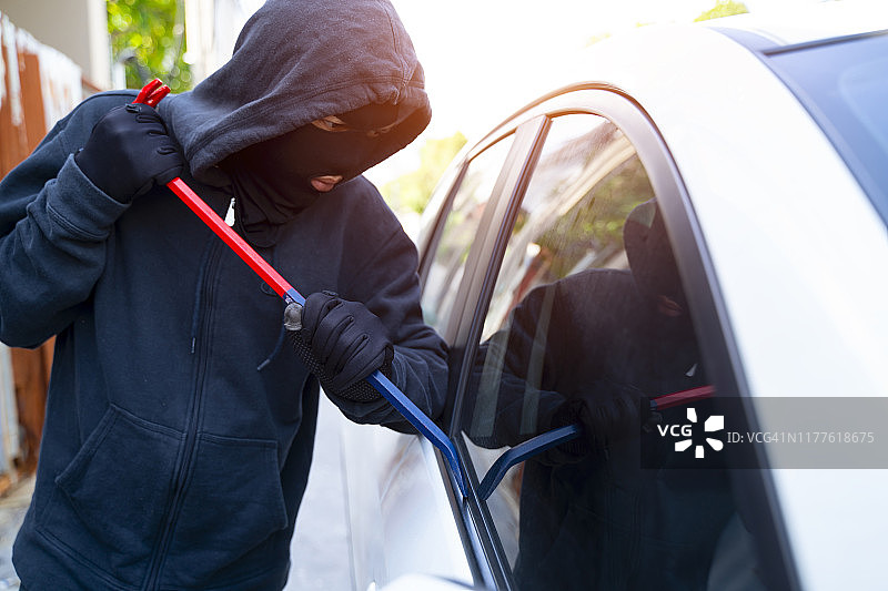 偷车贼使用工具闯入汽车图片素材