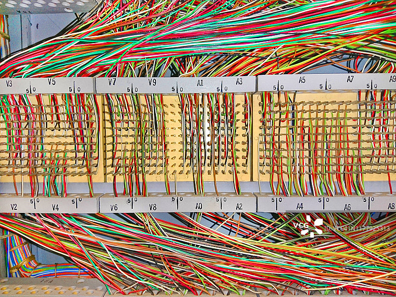 用于通信的多色捆绑电线的特写图案。图片素材
