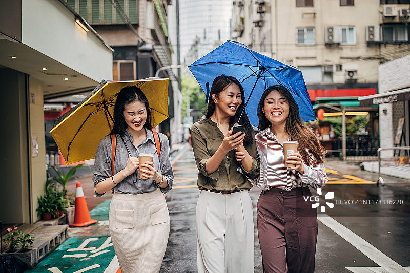 台北街头的现代女性图片素材