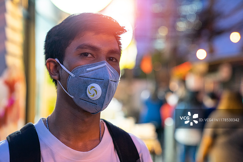 男士佩戴N95过滤面罩，生态、空气污染、环保、粉尘和烟雾焊接防护用小，佩戴N95口罩图片素材