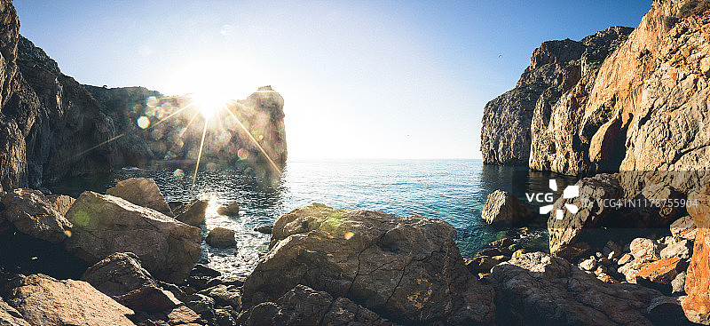 悬崖俯瞰岩石海滩的全景图片素材