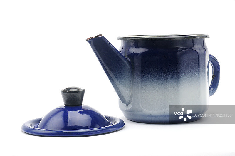 白色背景上的蓝色古董茶壶图片素材