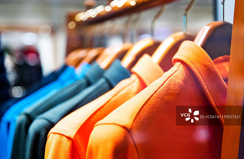 色彩鲜艳的衬衫在现代服装店图片素材