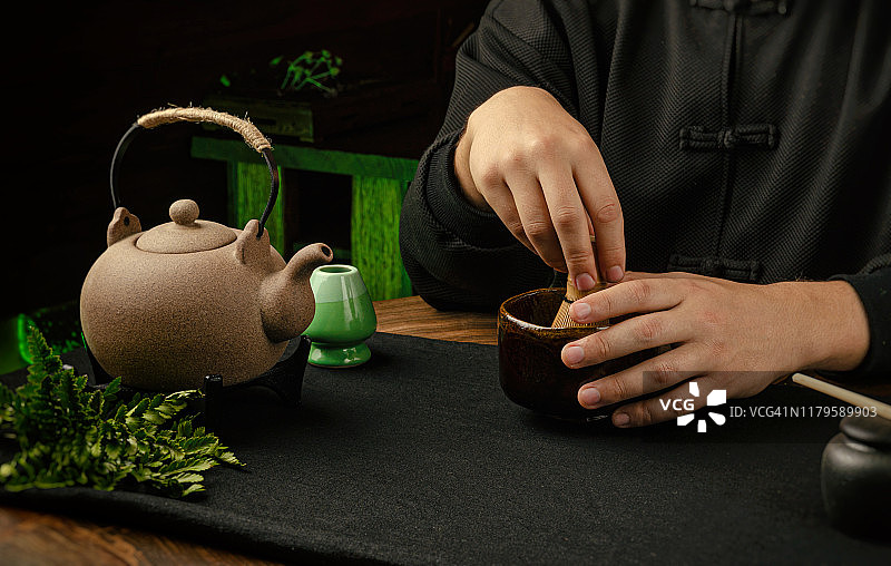 传统抹茶的配制图片素材