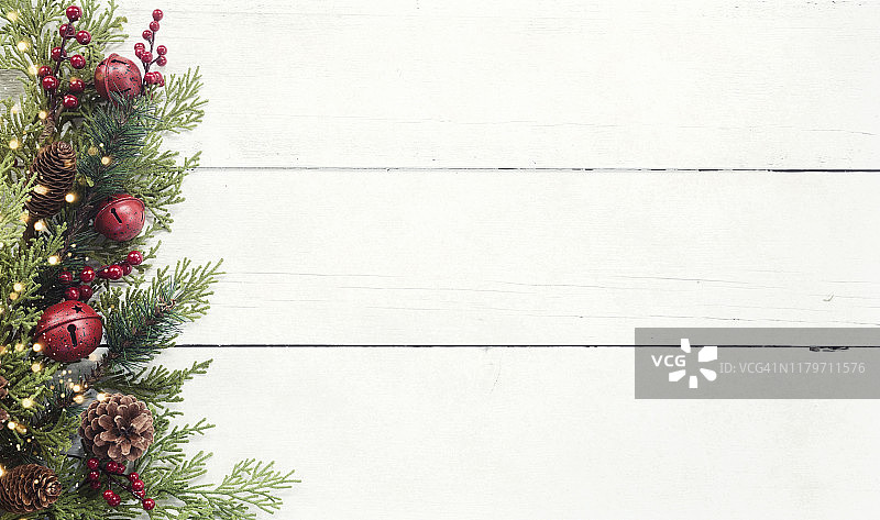 圣诞松木花环镶边在一个古老的白木背景图片素材