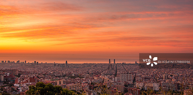 日出时巴塞罗那的天际线。西班牙加泰罗尼亚图片素材