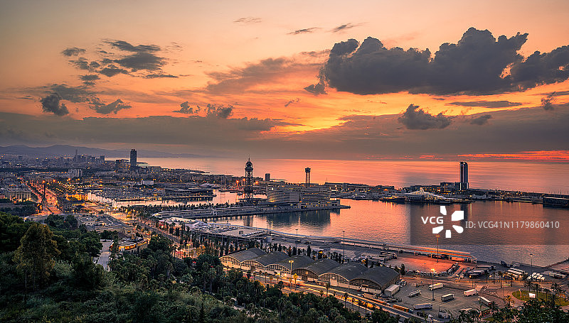 日出时分的巴塞罗那和港口。西班牙加泰罗尼亚图片素材