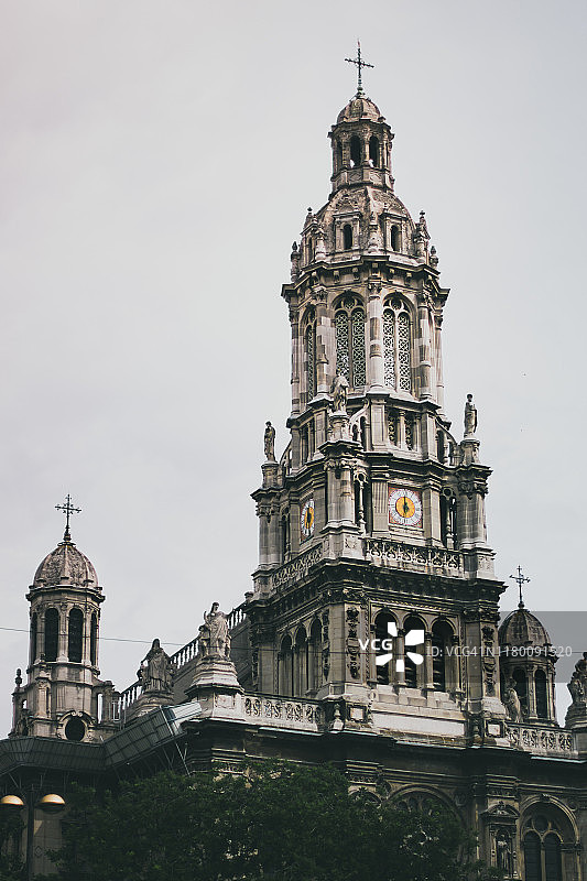 法国巴黎圣三一国际教堂的钟楼图片素材