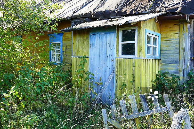 带有毛毡屋顶的废弃小屋的木门;摄于俄罗斯西部Pustoshka地区的一个小村庄Orekhovno附近。9月。图片素材