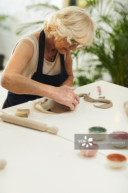 陶艺工坊的高级女装饰瓷碗图片素材