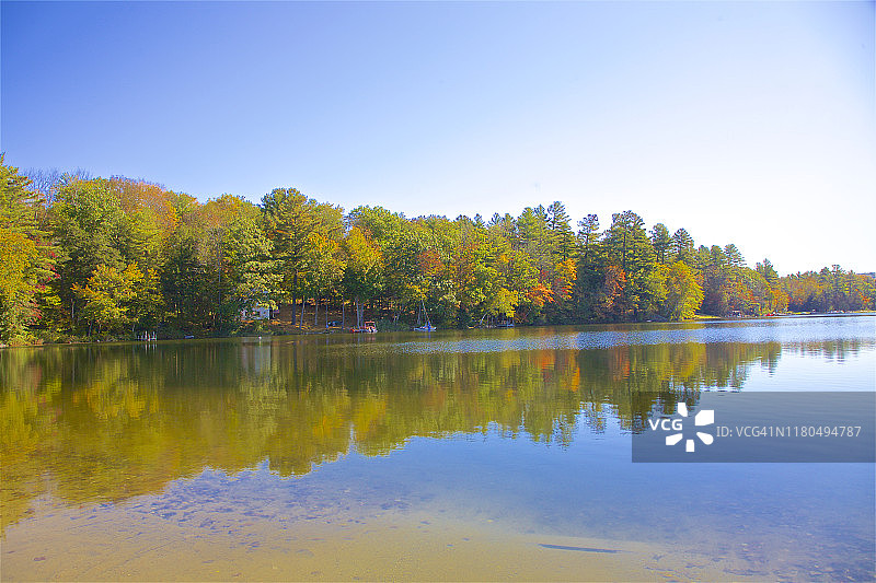 马萨诸塞州蒙特雷加菲尔德湖上的晨曦图片素材