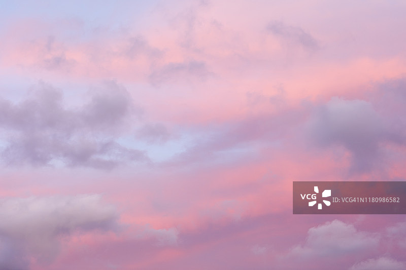 美丽的粉红色云彩在天空日落图片素材