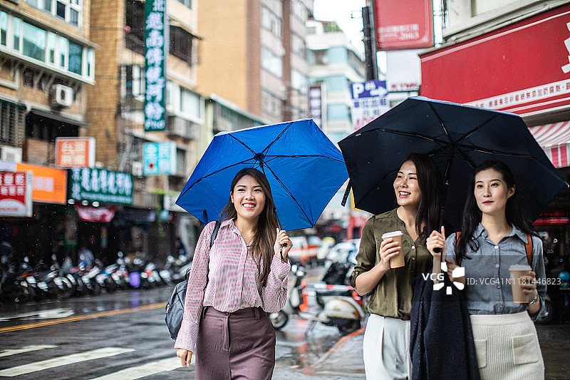 下雨天台北街头的时尚女性朋友图片素材