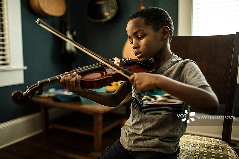 小男孩(6岁)练习小提琴图片素材