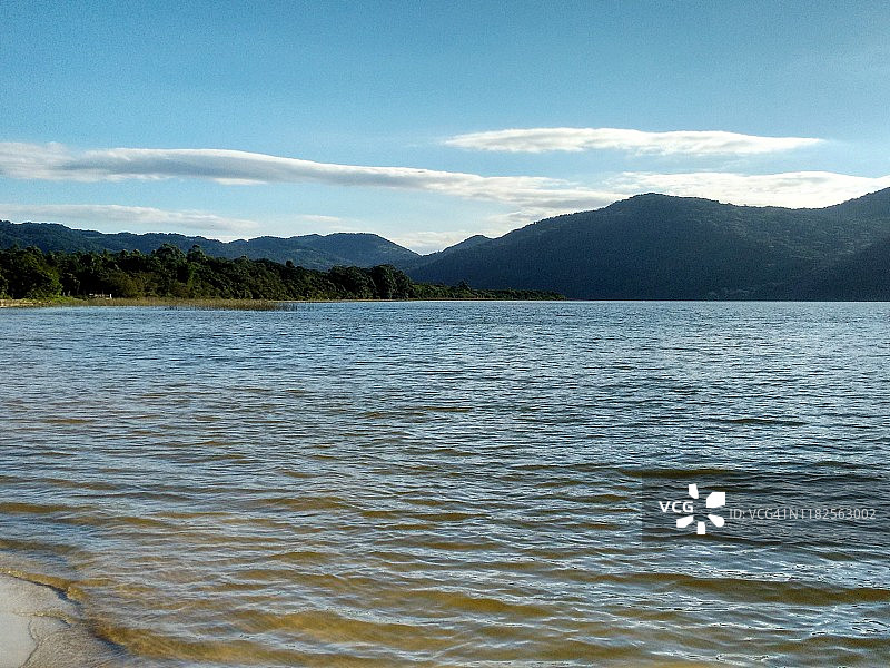 Peri泻湖(Lagoa do Peri)，在大西洋森林，Florianópolis -圣卡塔琳娜，巴西图片素材