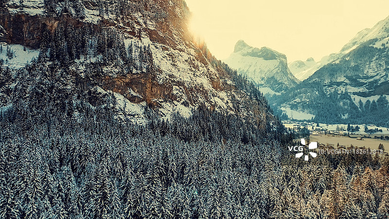 山后的瑞士坎德斯泰格日出图片素材
