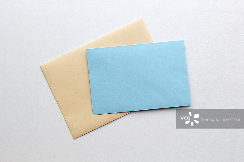 空白纸信封，信封背景为白色，平铺，俯视图。概念邮政服务或贺卡图片素材
