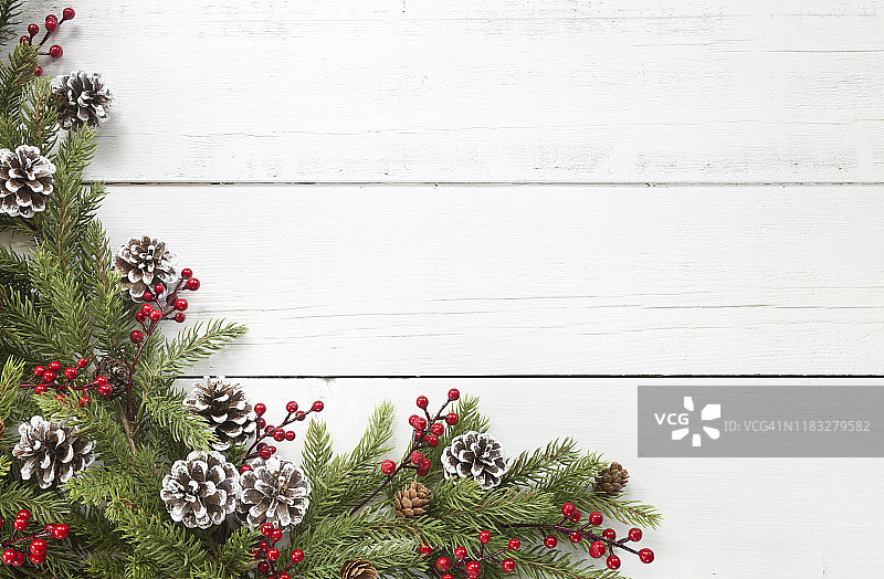 圣诞松木花环镶边在一个古老的白木背景图片素材
