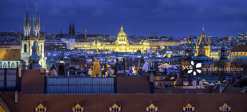 从屋顶俯瞰布拉格的历史中心，捷克共和国，欧盟。泰恩教堂和布拉格城堡在美丽的夕阳下。图片素材
