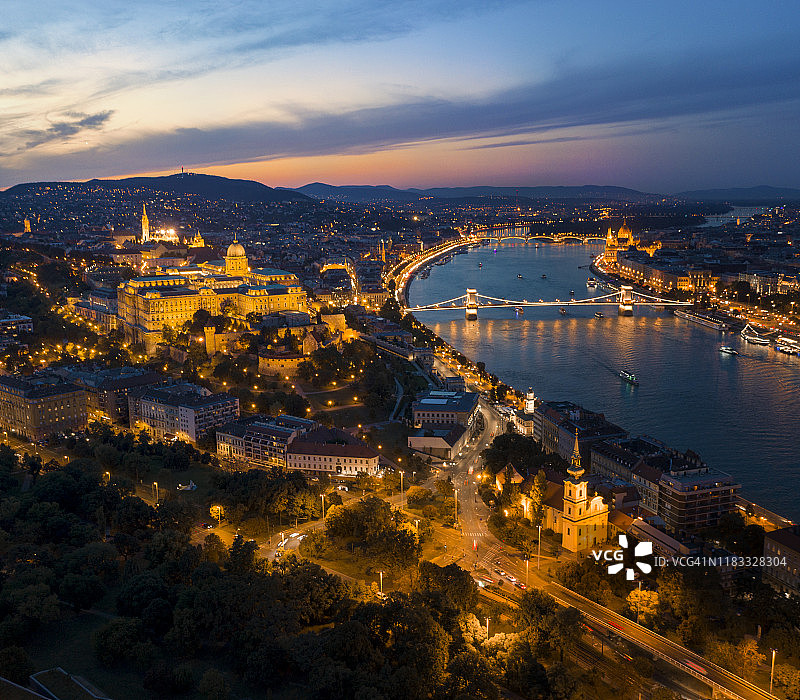 布达佩斯，布达城堡和多瑙河的无人机日落图片素材