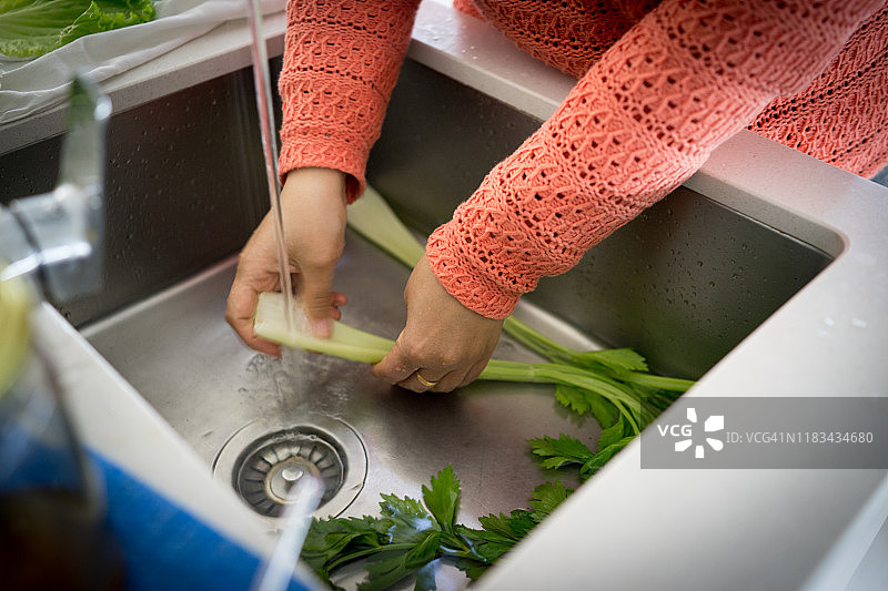 洗绿色蔬菜为饮食图片素材