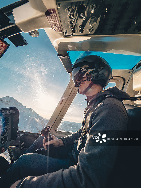 不列颠哥伦比亚省的年轻直升机飞行员图片素材