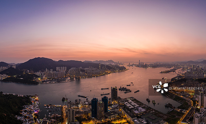 日落在香港和维多利亚港从魔鬼的山顶图片素材