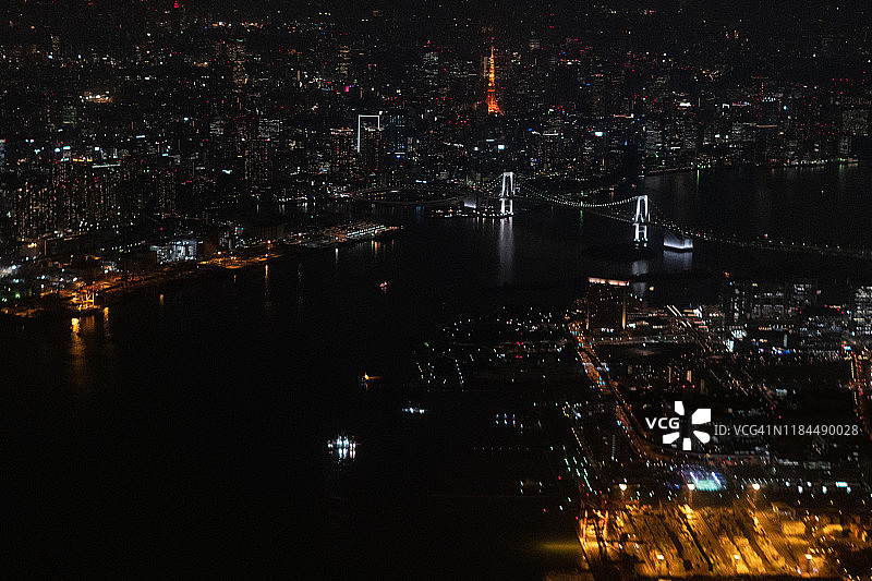 从飞机上俯瞰日本东京塔、彩虹桥和东京湾图片素材