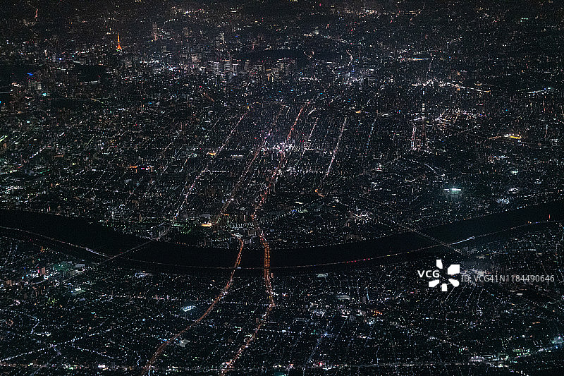 从飞机上俯瞰日本东京的东京塔和东京天空树图片素材
