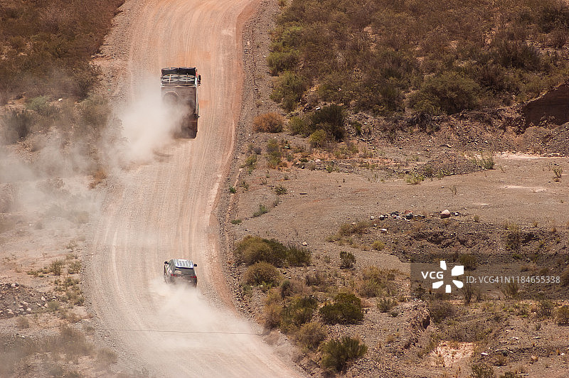 在秘鲁阿雷基帕尘土飞扬的乡村道路上，卡车的景观图片素材