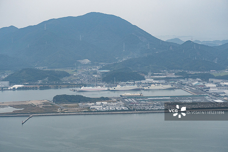 濑户内海和日本福冈北九州市的飞机鸟瞰图图片素材