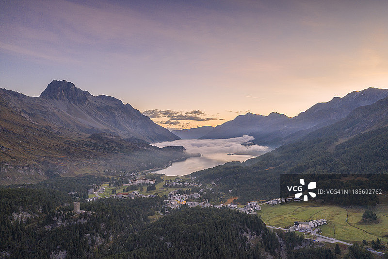 鸟瞰图的托雷贝尔维德尔日出，马洛嘉Pass，瑞士图片素材