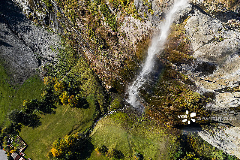 瑞士Berner Oberland Lauterbrunnen的Staubbach瀑布。鸟瞰图图片素材