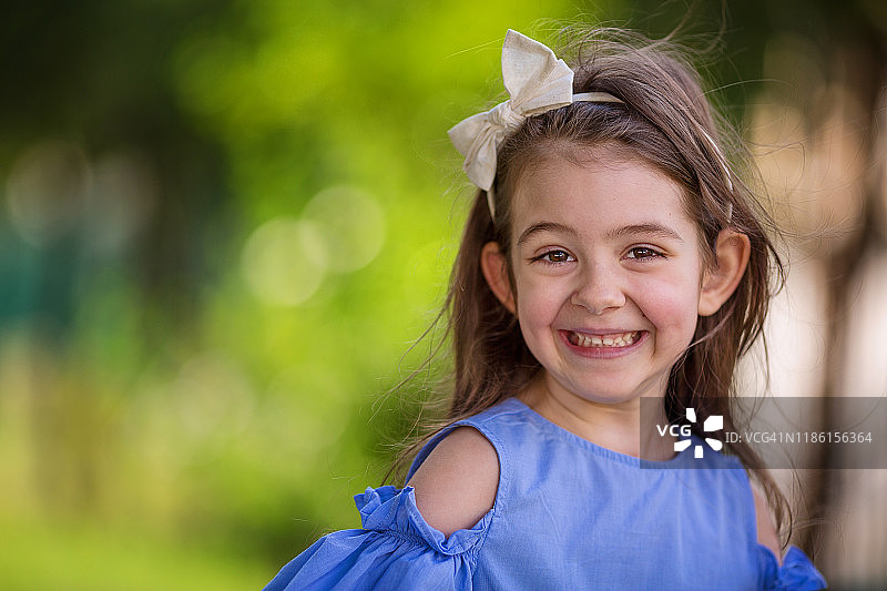 可爱的小女孩在公园微笑的特写图片素材