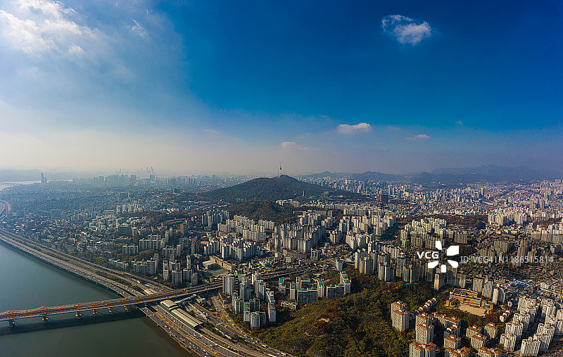 鸟瞰图首尔市区天际线，高速公路上的车辆和横跨汉江大桥的蓝天和云首尔市，韩国图片素材