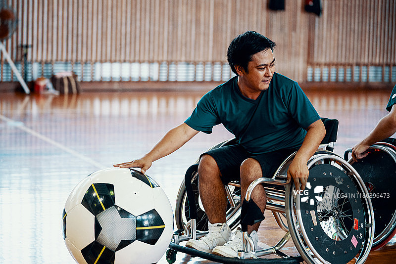 男子参与轮椅足球的包容性运动图片素材