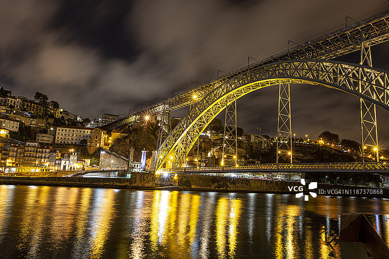 葡萄牙波尔图杜罗河上的玛丽亚皮亚桥夜景图片素材