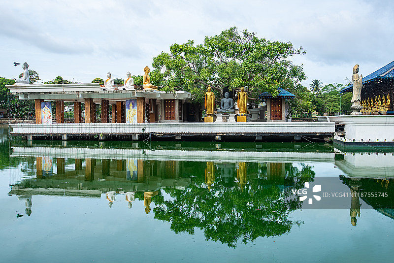 美丽的Seema Malaka佛教寺庙在贝拉湖在科伦坡，斯里兰卡。图片素材