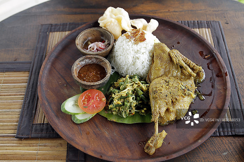 巴厘岛炖鸭饭。印尼著名的食物图片素材