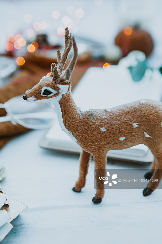 驯鹿雕像和圣诞彩灯图片素材