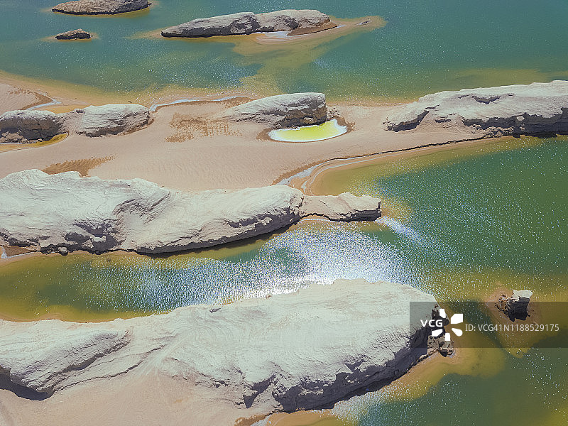 干旱沙漠中的绿色湖泊鸟瞰图图片素材