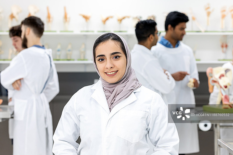 中东女医科学生戴着头巾的肖像图片素材