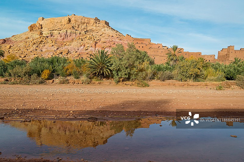 Ksar Ait Benhaddou倒映在水中，摩洛哥图片素材