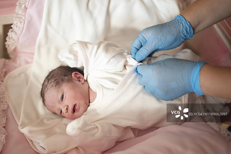 新生儿和医生图片素材