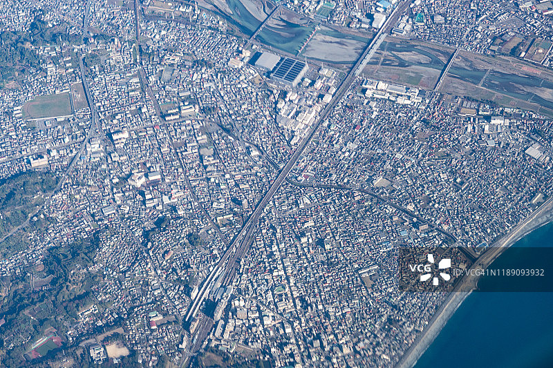 从飞机上俯瞰日本神奈川县的太平洋和小田原市图片素材