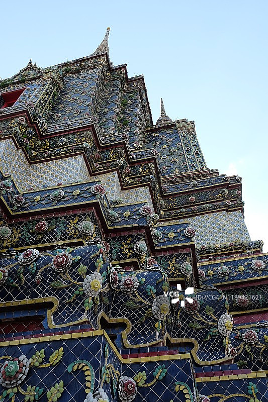 这座古老的佛教寺院的塔上装饰着五颜六色的图案。图片素材