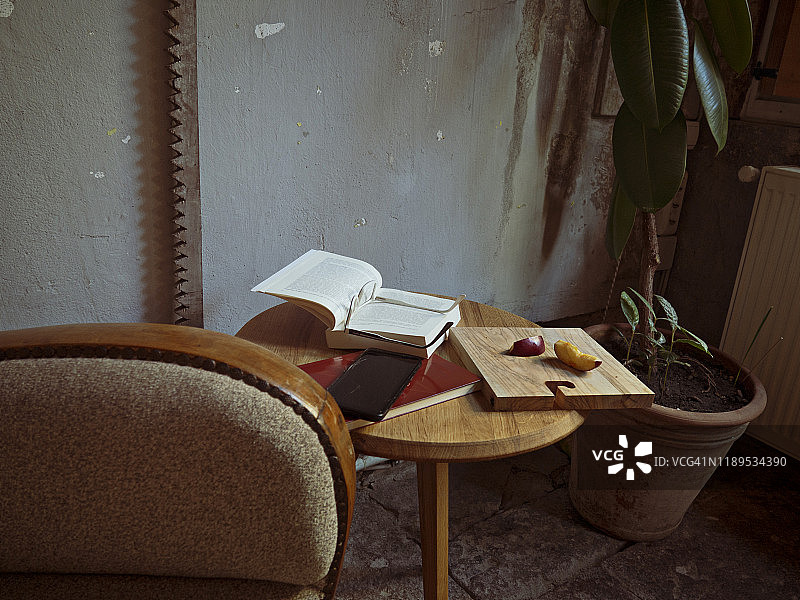 咖啡背景:木桌上的咖啡杯和一本书图片素材