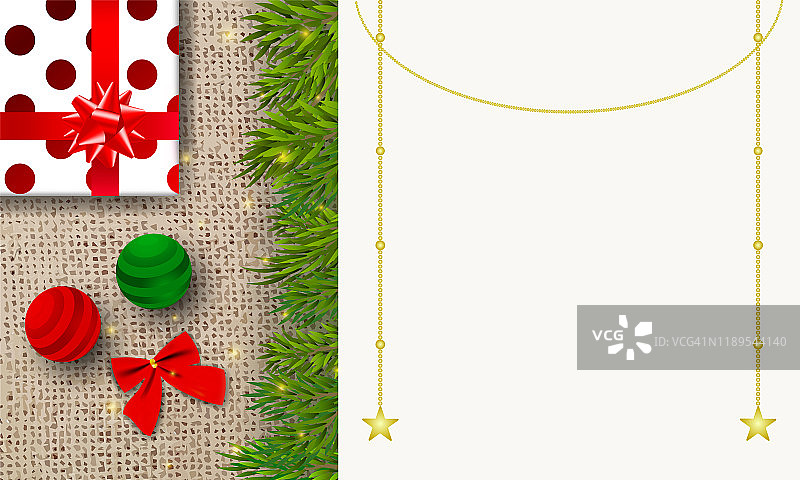圣诞节优惠券设计。木制邀请卡与圣诞树和礼盒。令人惊叹的冬季横幅美丽的设计礼品卡。图片素材